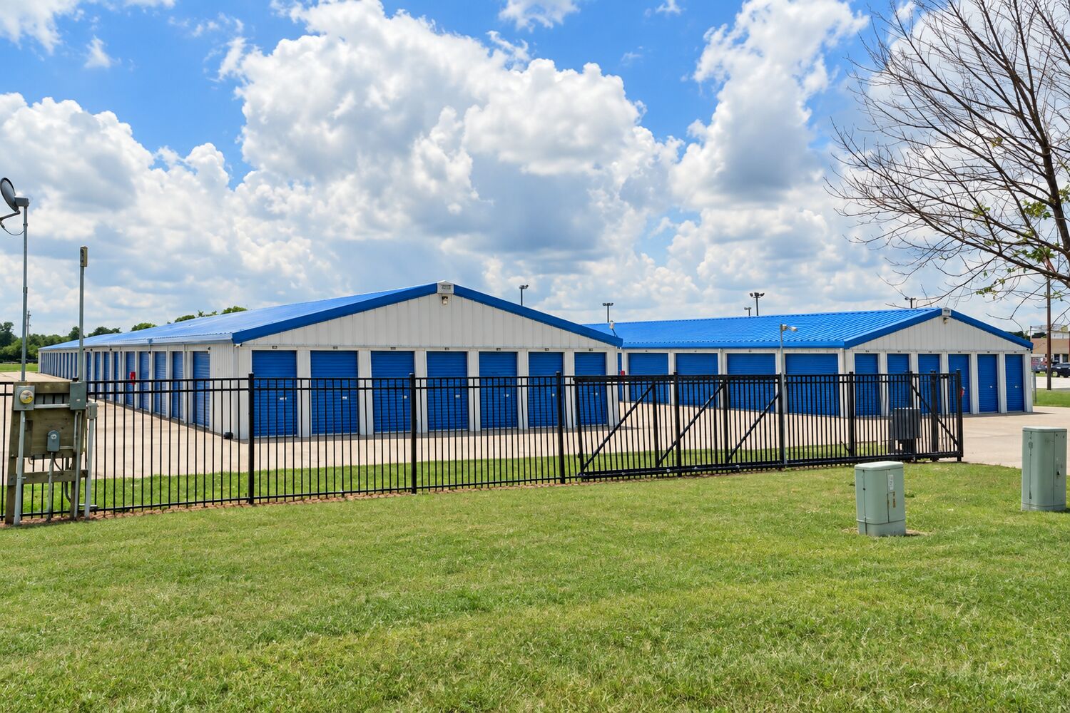 Prime Vault Self Storage Macomb Hwy136 Fenced Exterior